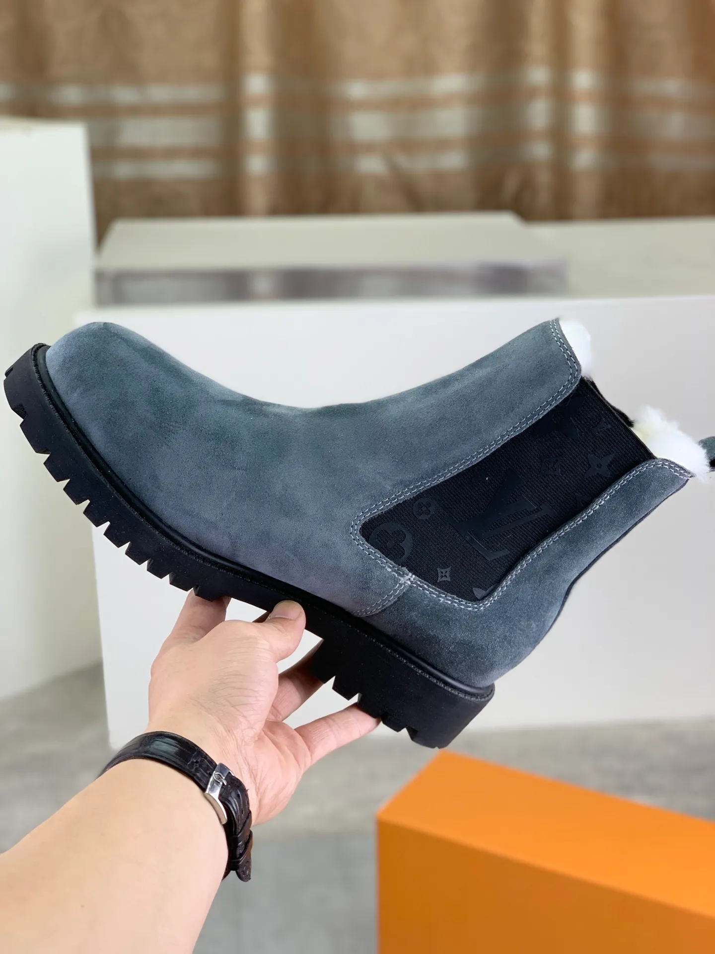 Factory price P900 💰💎💎💎High version of new men's shoes. Purchasing quality◾️◽️LV～Louis Vuitton boots series! by Virgin Abloh The most beautiful sneakers, Lv Brand strongly recommends new products, official website limited edition retro basketball sneakers! Both the high-top and low-top models spent money to purchase 1:1 accurate reproductions of the originals. The details are invincible and full of sincerity. The imported custom-made original frosted cowhide leather is packaged in the same way as the originals. The details are 100% restored. The privately customized originals are combined into a non-slip, wear-resistant and lightweight foam outsole. It is different from other brands. Without the original version, this effect cannot be achieved! L’s best-looking men’s shoes in the past, don’t miss it! Calfskin lining: Imported water-dyed cowhide lining/foot pad Outsole: lightweight foaming and non-slip Size: Men's 39-44 (38, 45 customized, non-refundable)